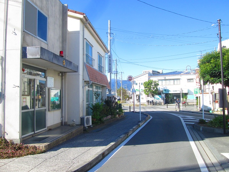 3. 交番を過ぎます