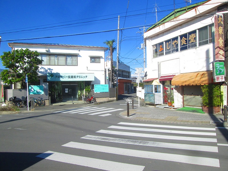 4.皮膚科クリニックとカモキタバルの間の道をお進み下さい。