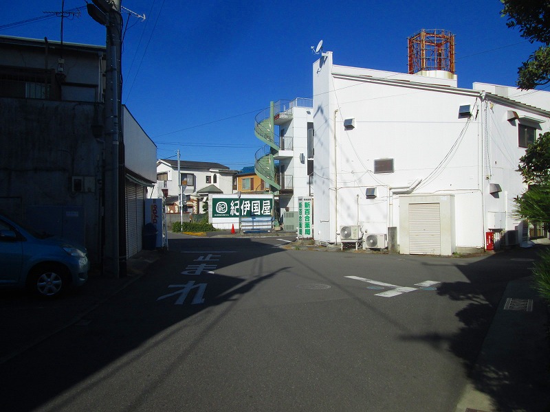 5. 正面に紀伊国屋の看板が♪